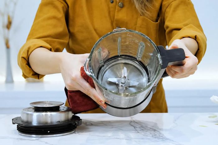 Nên tháo rời các bộ phận của máy xay để vệ sinh riêng từng chi tiết và phơi khô hoàn toàn trước khi lắp lại