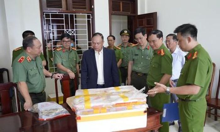 Tang vật thu giữ ma túy dạng khay, nước vui, thuốc lắc lớn nhất từ trước đến nay trên địa bàn tỉnh. Ảnh Thúy Trinh.