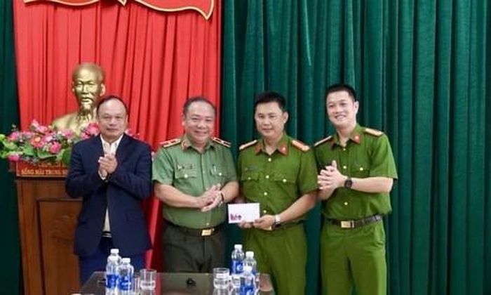 Ông Dương Mah Tiệp - Phó Chủ tịch UBND tỉnh Gia Lai và Thiếu tướng Lê Quang Nhân khen thưởng cho Phòng CSĐT tội phạm về ma túy.