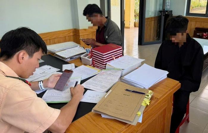 Lực lượng chức năng xử lý các đối tượng vi phạm 