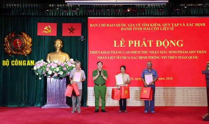 Thượng tướng Nguyễn Văn Long, Thứ trưởng Bộ Công an trao Thông báo kết quả giám định ADN hài cốt liệt sĩ cho đại diện thân nhân Liệt sĩ