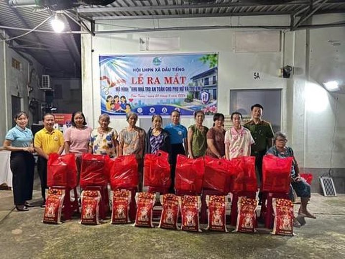 Trao tặng quà cho phụ nữ có hoàn cảnh khó khăn