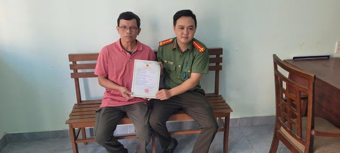 Ông Nghĩa nhận giấy khai sinh trong niềm vui, sự xúc động