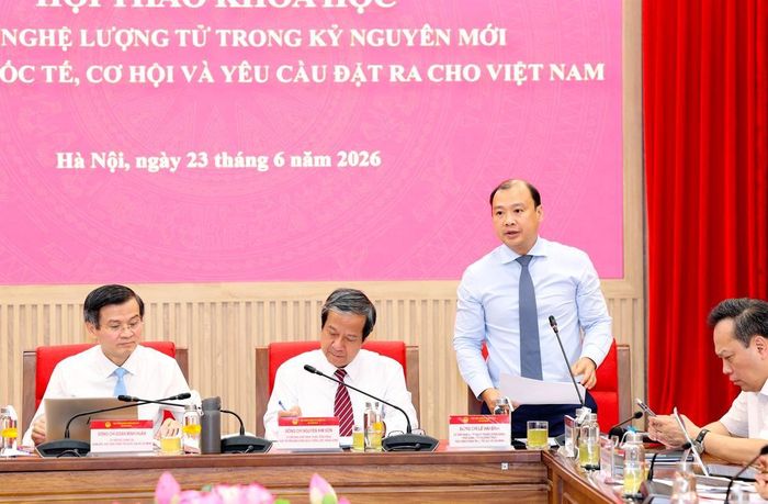 PGS,TS Lê Hải Bình, Ủy viên Ban Chấp hành Trung ương Đảng, Phó Giám đốc thường trực Học viện Chính trị quốc gia Hồ Chí Minh phát biểu tại hội thảo.