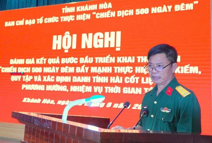  Đại tá Trương Thành Việt - Chính ủy Bộ Chỉ huy Quân sự tỉnh điều hành phiên thảo luận tại hội nghị. 