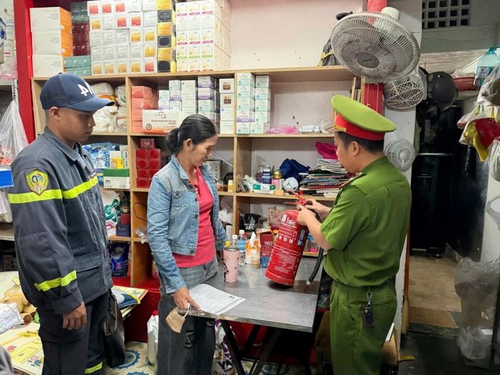 Lực lượng Công an và cán bộ chức năng kiểm tra, hướng dẫn tiểu thương sử dụng bình chữa cháy, nâng cao ý thức phòng cháy, chữa cháy tại một điểm kinh doanh trong chợ trên địa bàn tỉnh.(Ảnh minh họa)