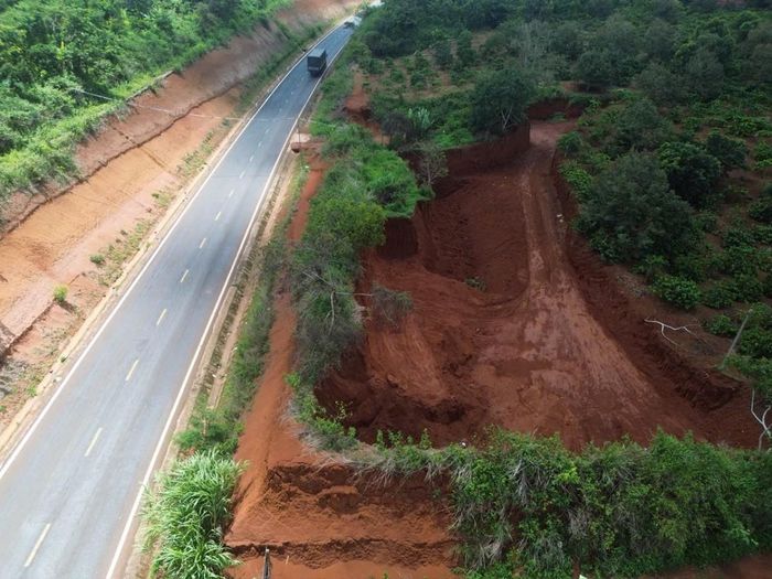 Hàng ngàn m3 đất đã bị "đất tặc" mang đi bán. Để che mắt dư luận, các đối tượng khoắm sâu vào bên trong, còn phía ngoài vẫn để một lớp rào đất nhằm che khuất tầm nhìn.