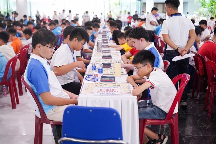 Các kỳ thủ trẻ tập trung thi đấu, tạo nên những màn tranh tài hấp dẫn, kịch tính ngay trong ngày đầu tiên tranh giải. (Ảnh: Văn Lợi)