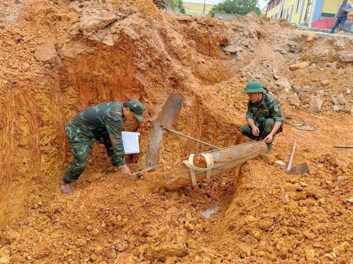 Quả bom nằm sâu dưới đất khoảng 2,5m, nặng khoảng 250kg còn nguyên kíp nổ. (Ảnh: Trọng Kiên)