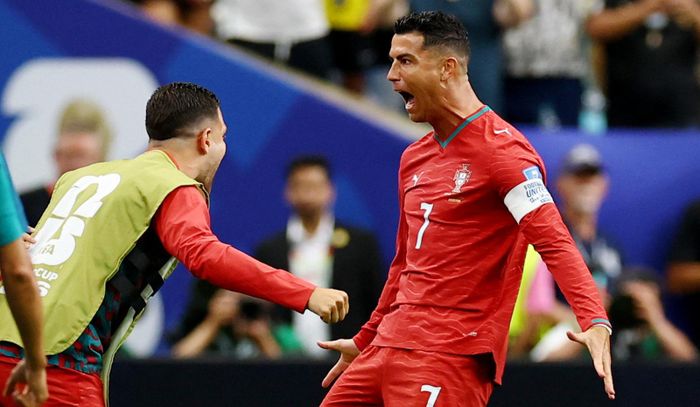 Ronaldo ăn mừng đầy cảm xúc cùng Diogo Dalot. (Ảnh: Reuters)