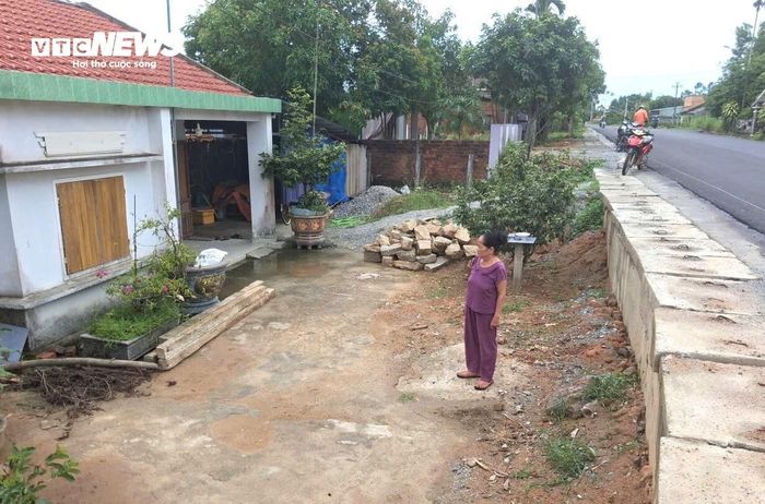 Nền nhà của bà Năm giờ thấp hơn mặt đường khoảng 1,4m.