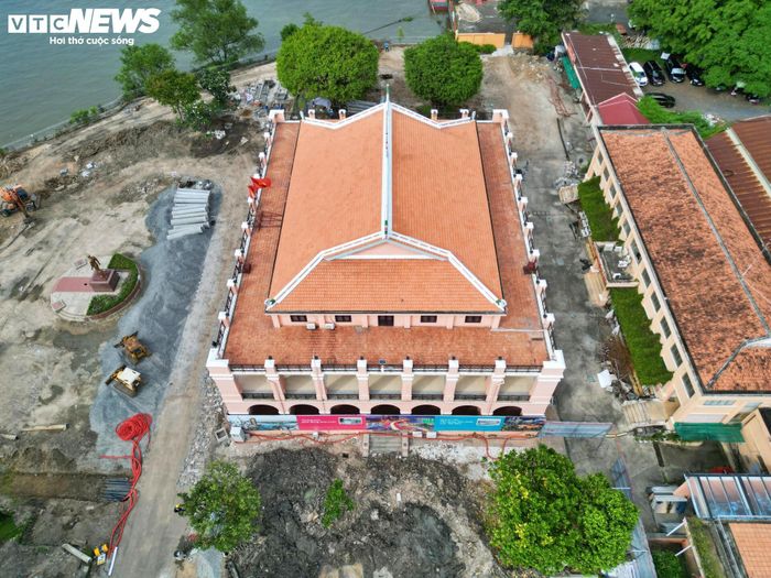 Khu vực Bến Nhà Rồng - Khánh Hội có vị trí đặc biệt khi nằm bên sông Sài Gòn, giáp đường Nguyễn Tất Thành và đối diện khu đô thị Thủ Thiêm. Đây cũng là vùng đất mang đậm dấu ấn lịch sử với hơn 160 năm hình thành và phát triển.