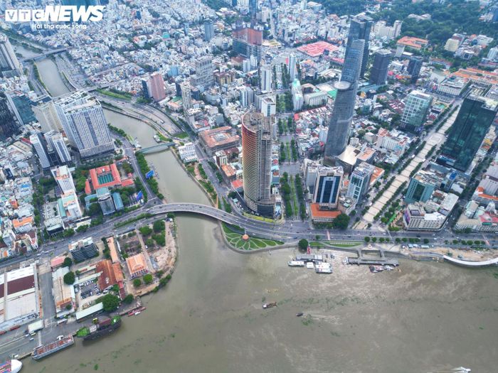 Sau hơn một tháng khởi công hạng mục cải tạo, chỉnh trang tại Bảo tàng Hồ Chí Minh - Chi nhánh TP.HCM ở khu vực Bến Nhà Rồng, không khí thi công trên công trường đang trở nên sôi động, đánh dấu bước khởi đầu của quá trình “thay da đổi thịt” toàn bộ khu vực Bến Nhà Rồng – Khánh Hội ven sông Sài Gòn.