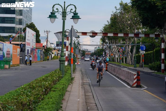 Dự án do Công ty TNHH Dịch vụ du lịch Bến Nhà Rồng đề xuất thực hiện, thuộc nhóm A, công trình cấp I, với tổng mức đầu tư sơ bộ khoảng 29.317 tỷ đồng, bao gồm cả lãi vay. Theo phương án BT, dự án sẽ được thanh toán bằng quỹ đất và ngân sách nhà nước. Trong đó, giá trị quỹ đất thanh toán khoảng 19.095 tỷ đồng, còn ngân sách thành phố khoảng 10.222 tỷ đồng. Ngân sách chỉ chi trả sau khi hoàn tất thanh toán bằng quỹ đất.