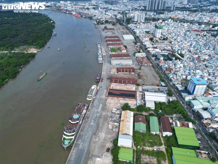 Ngoài ra, dự án còn bổ sung hệ thống cây xanh, công trình thể thao, dịch vụ, bãi đậu xe và các không gian công cộng ven sông. Về hạ tầng giao thông, dự án đề xuất mở rộng đường Nguyễn Tất Thành, xây dựng hầm chui Hoàng Diệu, nâng cấp cầu Tân Thuận 1 và 2, cùng nhiều tuyến kết nối trọng điểm nhằm giảm áp lực giao thông khu vực phía Tây sông Sài Gòn.