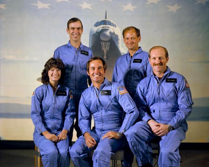Sally K. Ride cùng các thành viên trong phi hành đoàn. (Ảnh: NASA)