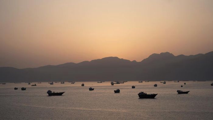 Tàu thuyền trên eo biển Hormuz. (Ảnh: Reuters)