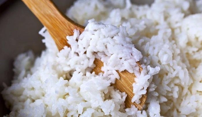 Cơm ôi thiu thường xuất hiện lớp nhớt trên bề mặt hạt cơm (Ảnh minh họa)