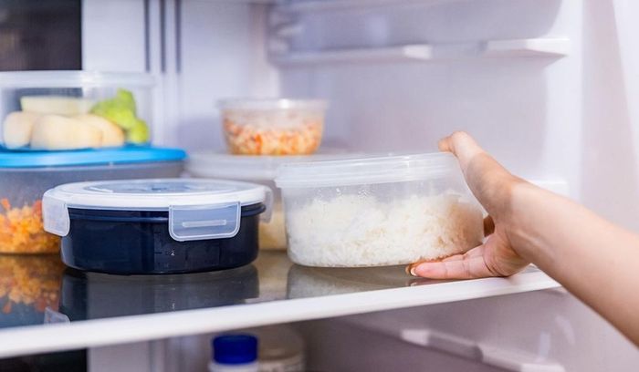 Cơm nên được đưa vào ngăn mát tủ lạnh trong vòng 1-2 giờ sau khi nấu. (Ảnh: FPT Shop)