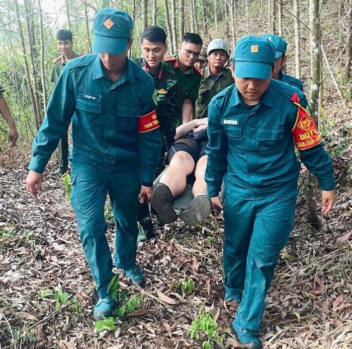 Lực lượng chức năng phối hợp đưa nam du khách xuống núi an toàn. (Ảnh: C.A)