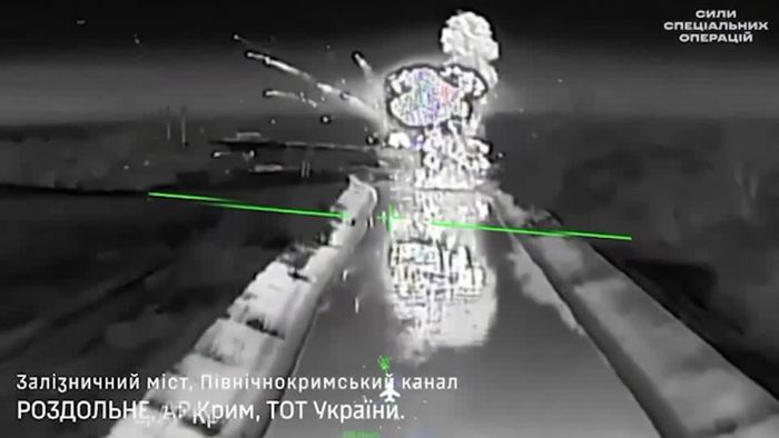  Quân đội Ukraine tuyên bố phá hủy cây cầu đường sắt quan trọng bắc qua kênh đào Bắc Crimea.