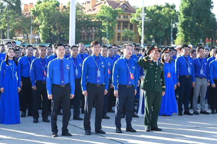 Ban Bí thư Trung Đoàn khóa XII và các đại biểu thực hiện nghi thức chào cờ.