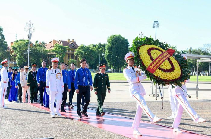 Sau lễ báo công, đoàn đại biểu thành kính dâng vòng hoa, vào Lăng viếng Chủ tịch Hồ Chí Minh.