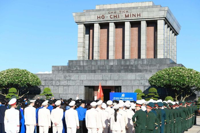 Các đại biểu đã thực hiện nghi thức chào cờ, nghe lời dặn của Bác dành cho thanh niên và báo công với Bác.