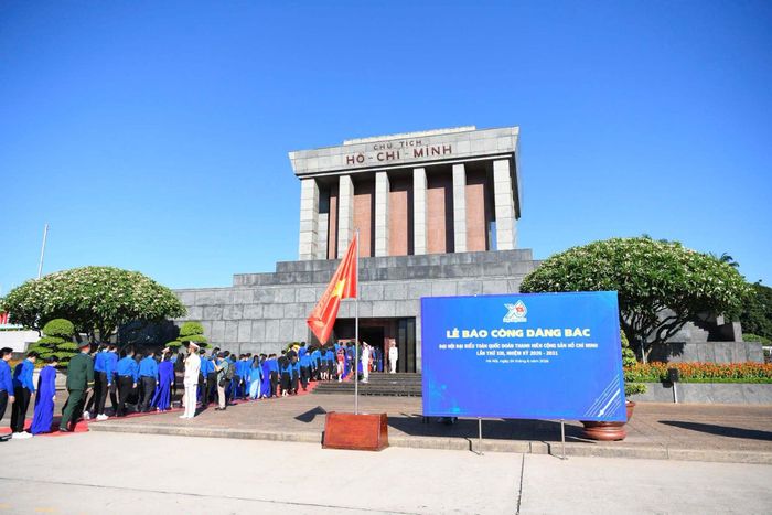 Các đại biểu vào Lăng viếng Chủ tịch Hồ Chí Minh.