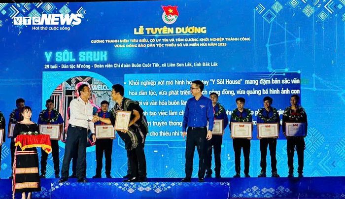 Y Sôl Sruk được Trung ương Đoàn TNCS Hồ Chí Minh tuyên dương là thanh niên tiêu biểu, người có uy tín trong vùng đồng bào dân tộc thiểu số và miền núi.
