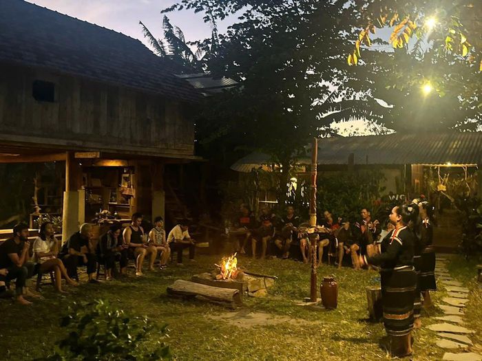 Khi có đoàn khách lớn, Y Sôl Sruk phân chia công việc: hộ thì lo phần ẩm thực với những món ăn bản địa đặc trưng; hộ thì đảm nhận phần biểu diễn nghệ thuật.
