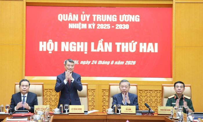 Cùng dự và điều hành Hội nghị có Thủ tướng Lê Minh Hưng; Chủ tịch Quốc hội Trần Thanh Mẫn; Đại tướng Phan Văn Giang, Phó Thủ tướng, Bộ trưởng Bộ Quốc phòng. (Ảnh: Hiền Hòa)
