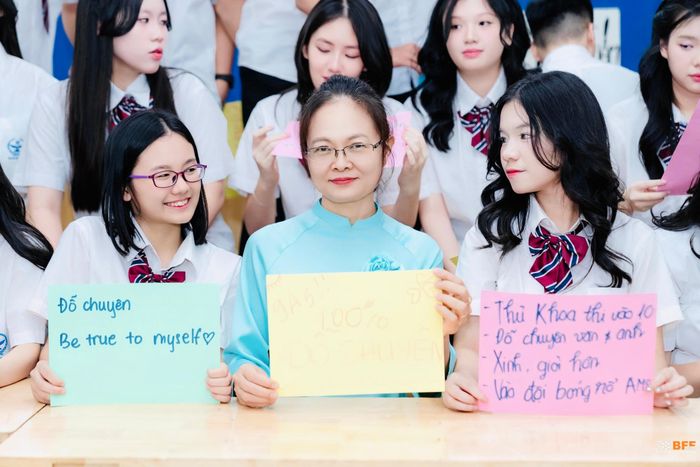 Cô Trần Thị Nga (áo xanh) giáo viên chủ nhiệm lớp 9A5 - lớp học có 4 thủ khoa chuyên của Hà Nội năm 2026.
