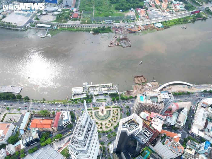 Chỉ còn hơn 2 tháng trước mốc dự kiến khánh thành, dự án cầu đi bộ qua sông Sài Gòn đang bước vào giai đoạn thi công nước rút. Trên công trường cũng như tại các xưởng gia công, hàng trăm kỹ sư, công nhân cùng nhiều máy móc, thiết bị được huy động làm việc liên tục nhằm đưa công trình về đích đúng tiến độ.
