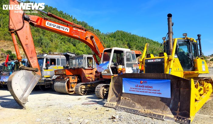 Theo đó, khí thải phát sinh sau quá trình đốt được xử lý bảo đảm đáp ứng các quy chuẩn môi trường nghiêm ngặt của Việt Nam và tiêu chuẩn châu Âu EU 2010. Toàn bộ nước rỉ rác và nước thải công nghiệp được xử lý đạt cột A theo quy chuẩn hiện hành trước khi tái sử dụng 100%. Đặc biệt, tro xỉ phát sinh trong quá trình đốt tiếp tục được xử lý, tái chế để thu hồi kim loại và sản xuất vật liệu san lấp, qua đó giảm thiểu lượng chất thải phải chôn lấp và nâng cao hiệu quả sử dụng tài nguyên theo mô hình kinh tế tuần hoàn. Theo kế hoạch, Nhà máy xử lý chất thải rắn sinh hoạt Long Mỹ sẽ hoàn thành và đưa vào vận hành trong năm 2028.