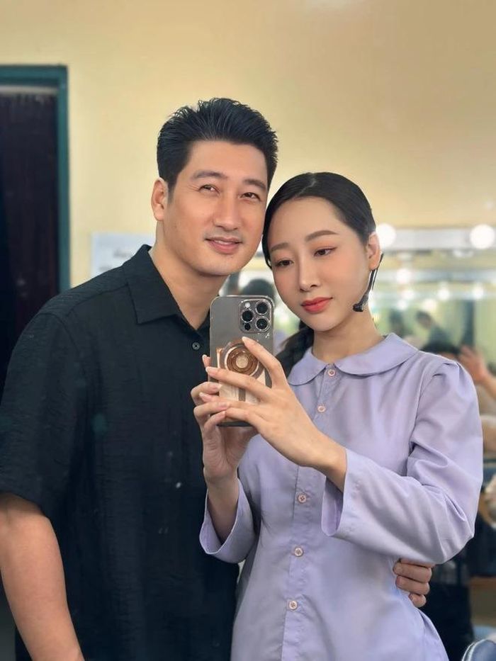Ngọc Quỳnh và bạn gái Thùy Anh cùng công tác tại Nhà hát Kịch Hà Nội.