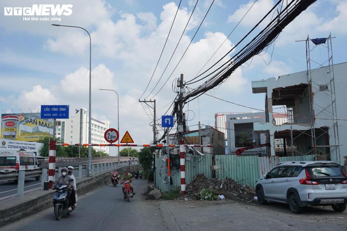 Tại điểm cuối ở cầu Vĩnh Bình (giao với Bình Dương cũ, nay là phường Bình Hòa, TP.HCM), nhiều căn nhà cũng đang được gấp rút dỡ bỏ.
