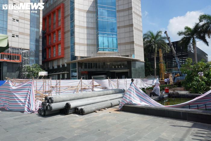 Khuôn viên trường Đại học Luật TP.HCM được lùi vào trong khoảng 20m, đang xây hàng rào mới.