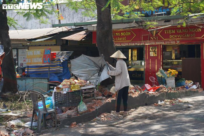 Các hộ kinh doanh bố trí mặt bằng mới trong chợ, trong khi đó số ít tiếp tục bán tạm thời tại phần mặt bằng vừa bị dỡ bỏ.