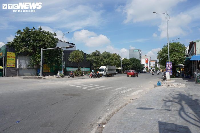Cổng chào Khu đô thị Vạn Phúc cũng được dỡ bỏ, trả lại mặt bằng thông thoáng.