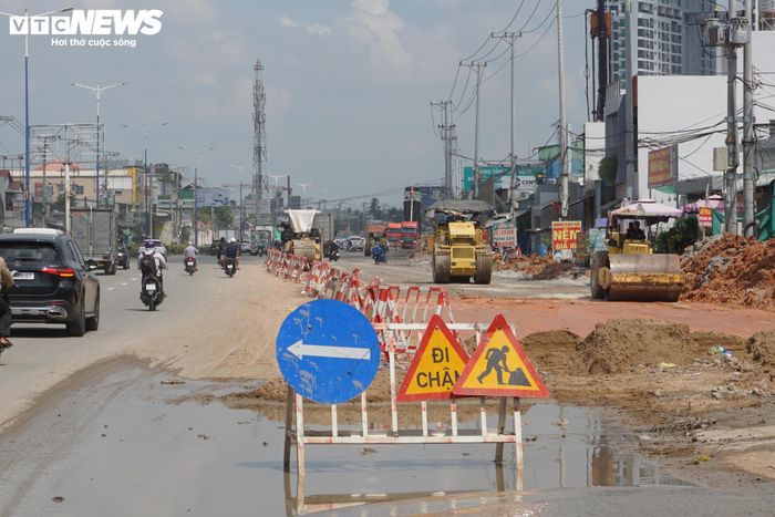 Bên kia cầu Vĩnh Bình là điểm nối với dự án mở rộng Quốc lộ 13 do UBND tỉnh Bình Dương cũ triển khai. Sau hơn 4 năm thi công, dự án đang hoàn thiện 2km cuối cùng của toàn tuyến (toàn tuyến có chiều dài 12,7km).
