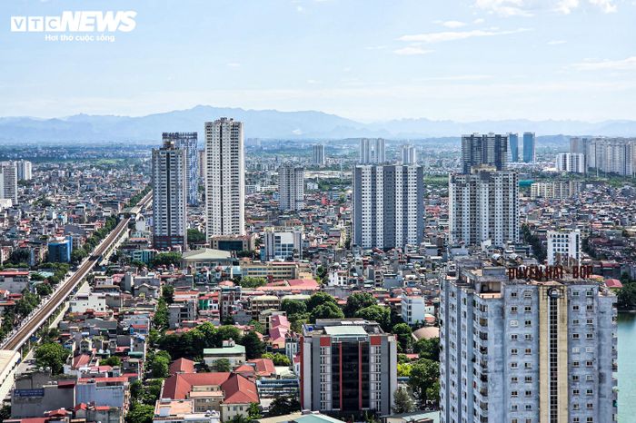 Hai ngày qua, Hà Nội trải qua đợt nắng nóng gay gắt nhất từ đầu mùa hè. Nhiệt độ thực đo lúc 13h trưa nay (24/6) tại trạm Láng (Hà Nội) 39,6°C, chạm đỉnh nắng nóng đặc biệt gay gắt.