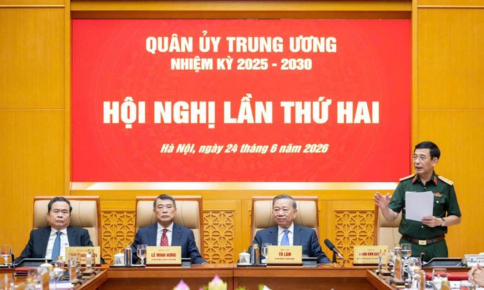 Đại tướng Phan Văn Giang, Phó Thủ tướng, Phó Bí thư Quân ủy Trung ương, Bộ trưởng Bộ Quốc phòng phát biểu tại Hội nghị. (Ảnh: Việt Trung)