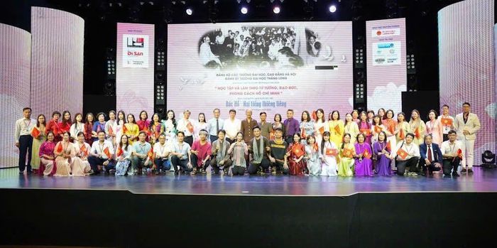 Đại biểu dự Hội nghị chụp ảnh lưu niệm cùng Ban tổ chức và các nghệ sĩ. (Ảnh: Báo Chính phủ).