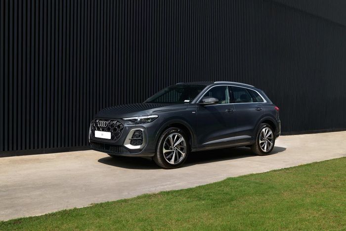 Ngoại hình của bộ đôi xe đa dụng Audi Q3 (trắng) và Audi Q5 (đen) thế hệ mới vừa ra mắt Việt Nam.