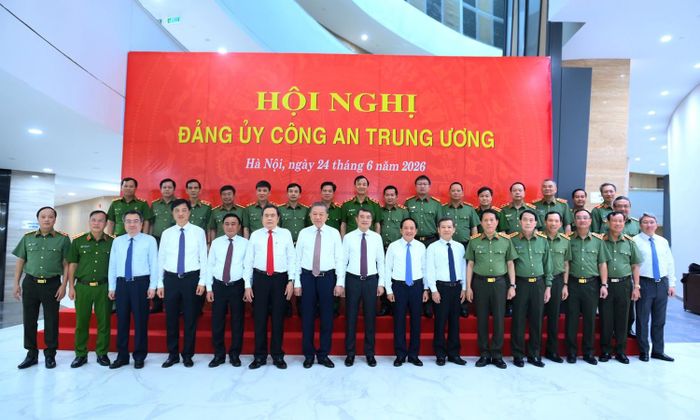 Tổng Bí thư, Chủ tịch nước Tô Lâm, Thủ tướng Lê Minh Hưng, Chủ tịch Quốc hội Trần Thanh Mẫn, Thường trực Ban Bí thư Trần Cẩm Tú và các đại biểu dự hội nghị. (Ảnh: Bộ Công an)