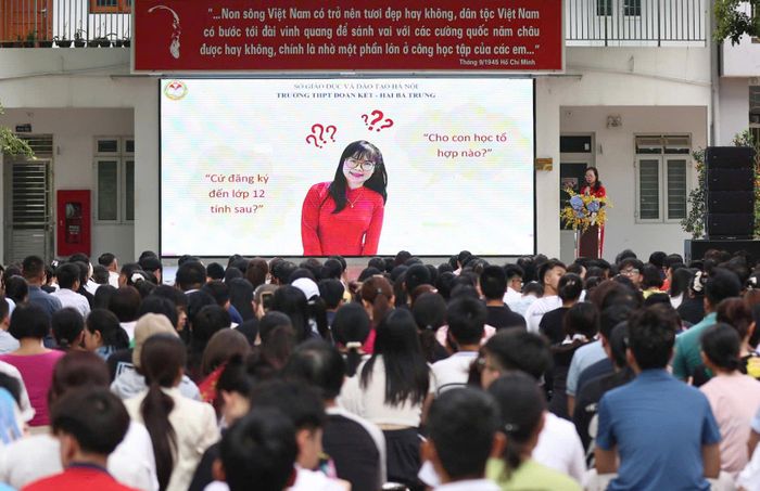 Tư vấn lựa chọn tổ hợp môn học lớp 10 cho phụ huynh, học sinh tại Trường Trung học phổ thông Đoàn Kết - Hai Bà Trưng (phường Bạch Mai). Ảnh: Đại Thắng
