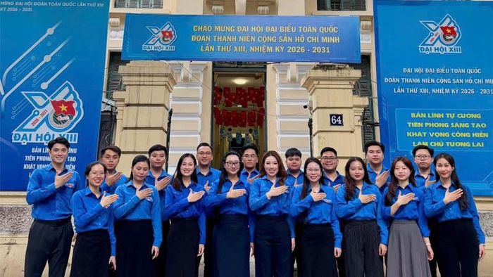 Các bạn trẻ với những thông điệp chào mừng Đại hội Đoàn toàn quốc lần thứ XIII. Ảnh: PV