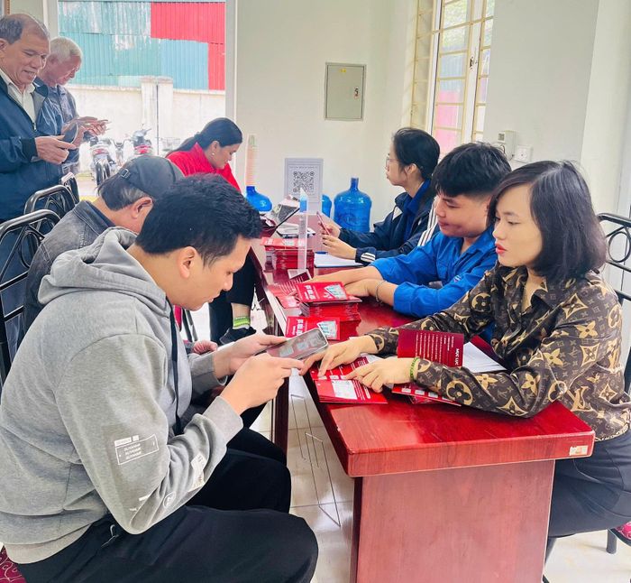 Chuyển đổi số đến với từng người dân phường Tây Tựu. Ảnh P.Thảo
