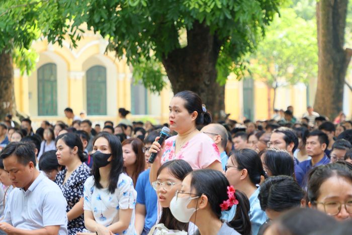 Nhiều câu hỏi của phụ huynh, học sinh được giải đáp tại buổi tư vấn tuyển sinh lớp 10 do Trường THPT chuyên Chu Văn An tổ chức. Ảnh: NT
